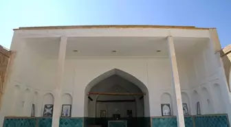 İsfahan'da bulunan Melikşah ile Nizamülmülk'ün kabirleri asırlardır aynı aile tarafından korunuyor