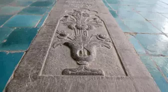 İsfahan'da bulunan Melikşah ile Nizamülmülk'ün kabirleri asırlardır aynı aile tarafından korunuyor
