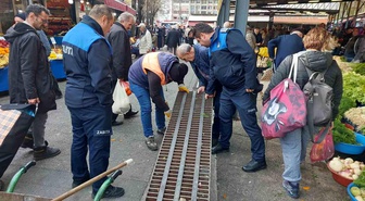 Ereğli Belediyesi, işitme cihazını mazgala düşüren yaşlı adama yardım etti
