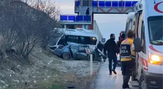 Elmadağ'da otomobil midibüs ve çekiciye çarptı: 21 yaralı