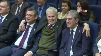 CHP Genel Başkanı Özgür Özel, Osman Özgüven'e Yaşam Boyu Onur Plaketi Takdim Etti