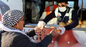 Şanlıurfa Büyükşehir Belediyesi Vatandaşlara Çorba İkramında Bulunuyor