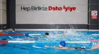 Sultangazi Belediyesi Gençlere Yüzme Eğitimi Veriyor