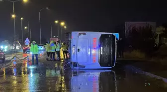 Afyonkarahisar'da Midibüs Devrildi: 25 Kişi Yaralandı