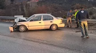 Burdur'da bariyere çarpan otomobildeki 3 kişi yaralandı