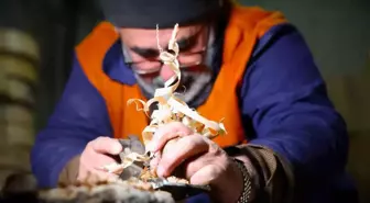 Elazığ'da 66 yaşındaki baba ahşap ustası mesleğini sürdürüyor