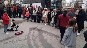 Eskişehir'de Darbuka ve Klarnet Çalan Çocuklar İlgi Odağı Oldu