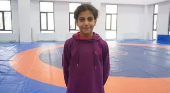 Siirtli genç güreşçiler Evin Demirhan'ın adını taşıyan spor tesisiyle çalışıyor
