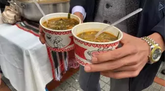 Rizelilerin Karadeniz damarı tuttu! Dünyanın en kötü yemekleri arasında gösterilen karalahana çorbasını vatandaşa ikram ettiler