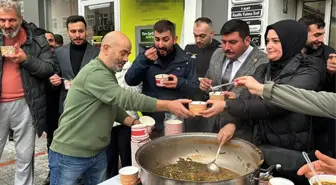 Rizelilerin Karadeniz damarı tuttu! Dünyanın en kötü yemekleri arasında gösterilen karalahana çorbasını bedava dağıttılar