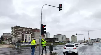 Tekirdağ'da şiddetli rüzgar trafik ışıklarını ters çevirdi