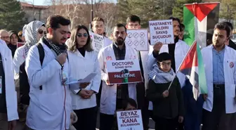 Doktorlar İsrail'in Gazze'ye yönelik saldırılarını protesto etti