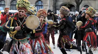 Albüm: Romanya'da Düzenlenen Kış Gelenek ve Görenek Festivali Renkli Görüntülere Sahne Oldu