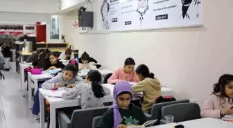 Efeler Belediye Başkanı Mehmet Fatih Atay, Ovaeymir Mahallesi Kitap Kafe'de çocuklarla buluştu