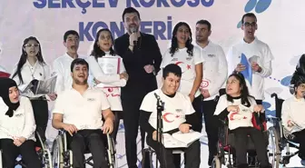 Gökhan Tepe, serebral palsili çocuklarla konser verdi