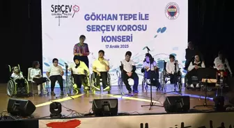 Gökhan Tepe, serebral palsili çocuklarla konser verdi