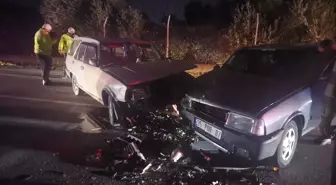 İzmir'de kafa kafaya çarpışan araçlarda 3 kişi yaralandı