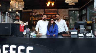 Depremde yıkılan kafe, 4 ay sonra açıldı