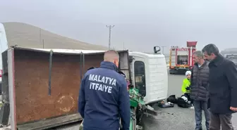 Malatya'da kamyonetin devrilmesi sonucu 2 kişi yaralandı