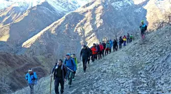 Hakkari Valisi Ali Çelik, doğa severlerle birlikte tırmanış faaliyeti gerçekleştirdi
