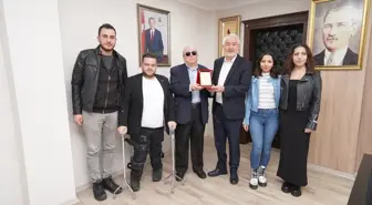 Altı Nokta Körler Derneği Isparta Şube Başkanı İsmail Er, Isparta Belediye Başkanı Şükrü Başdeğirmen'i ziyaret etti