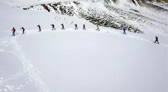 Bitlis'te kayaklı koşu sporcuları Nemrut Dağı'nda antrenman yapıyor
