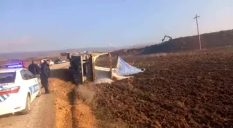 İnegöl'de çakıl yüklü tır devrildi, sürücü yaralandı