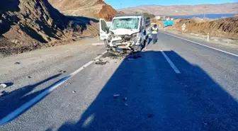 Elazığ'da pikabın kamyona çarpması sonucu 3 kişi yaralandı