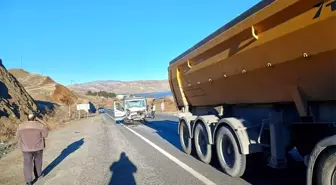 Elazığ'da pikabın kamyona çarpması sonucu 3 kişi yaralandı