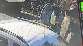 Facianın eşiğinden dönüldü: Yamaçtan kopan dev kaya park halindeki aracın üzerine böyle düştü