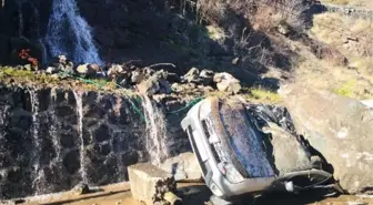 Artvin'de heyelan sonucu kaya cipin üzerine düştü
