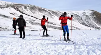 Bitlis'teki kayaklı koşu takımı Nemrut Dağı'nda antrenman yapıyor