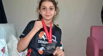 12 Yaşındaki Rumeysa Altay Muay Thai Avrupa Şampiyonasında İkinci Oldu