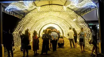 Albüm: Endonezya'nın Surabaya Kenti Noel Işık Gösterisiyle Aydınlandı