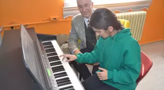 Görme engelli öğrenciye org hediye edildi