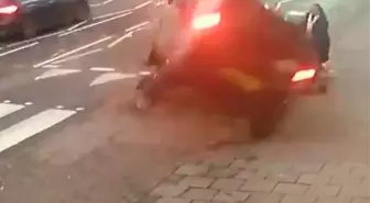 Hızla gelen otomobil, yolda yürüyen anne ile bebeğinin üzerine devrildi