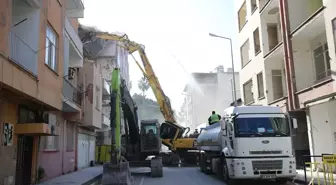 İskenderun'da deprem hasarlı 11 bina kontrollü yıkıldı