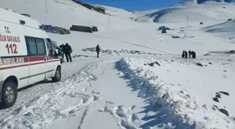 Erzurum'da kar ve tipi nedeniyle yolu kapanan mahallede böbrek hastası tedavi edildi
