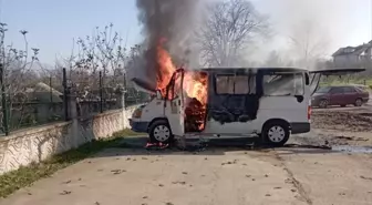 Sakarya'da park halindeki kamyonet yandı