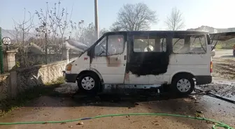 Sakarya'da park halindeki kamyonet yandı