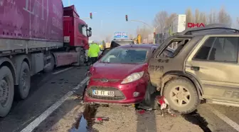 Kütahya'da 8 aracın karıştığı zincirleme trafik kazasında 4 kişi yaralandı