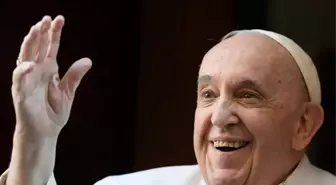 Papa Francis, rahiplerin eşcinsel çiftleri kutsamalarına izin veren kararı resmen onayladı