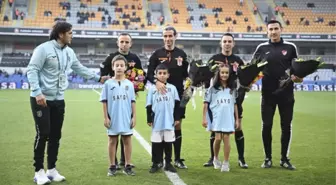 Sahalarda görmek istediğimiz hareketler bunlar! Süper Lig hakemlerine çiçek verildi