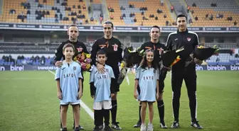 Trendyol Süper Lig maçında hakemlere çiçek verildi