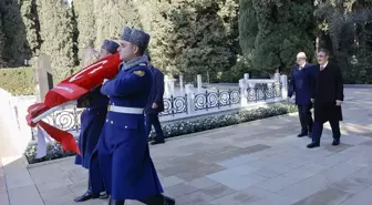 Cumhurbaşkanı Yardımcısı Yılmaz, Bakü'de şehitlikleri ziyaret etti