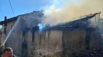 Kütahya'da çıkan yangında ahşap ev kullanılamaz hale geldi