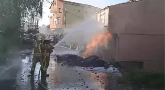 ÜSKÜDAR'DA YOL ÇALIŞMASI SIRASINDA DOĞALGAZ BORUSU PATLADI - 1