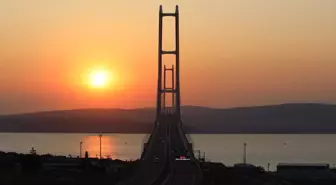 'Yılın projesi' seçilen 1915 Çanakkale Köprüsü'nün yetkilileri ödülü aldı