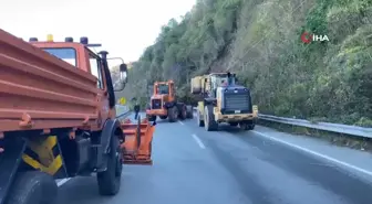 Artvin'de heyelan: Karayolu ulaşıma kapandı