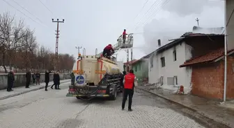 Çorum'un Sungurlu ilçesinde çıkan yangında iki katlı ev kullanılamaz hale geldi